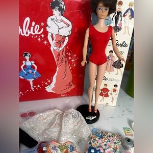 Vintage 1964 bubble cut Barbie Midge lot with case, fashions, box & accessories